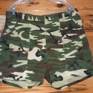 Activewear unisex camo shorts. SZ 38 USA made.Vintage 1980 🤭 like new